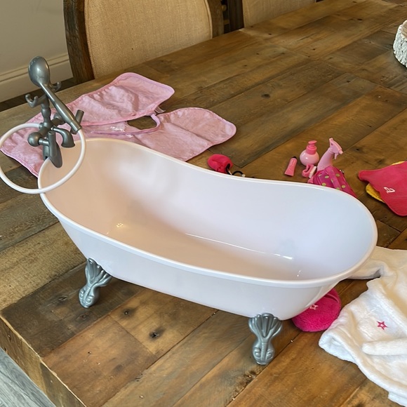 American Girl authentic bath set —robe, slippers, towel, dopp kit, cape, tub etc - Picture 7 of 9